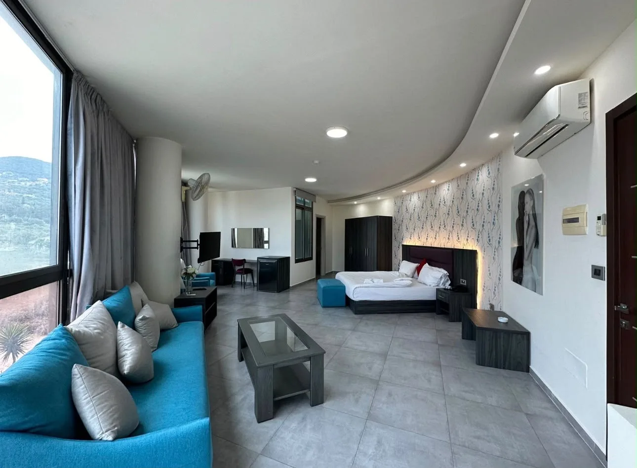 Large suite with a sitting area